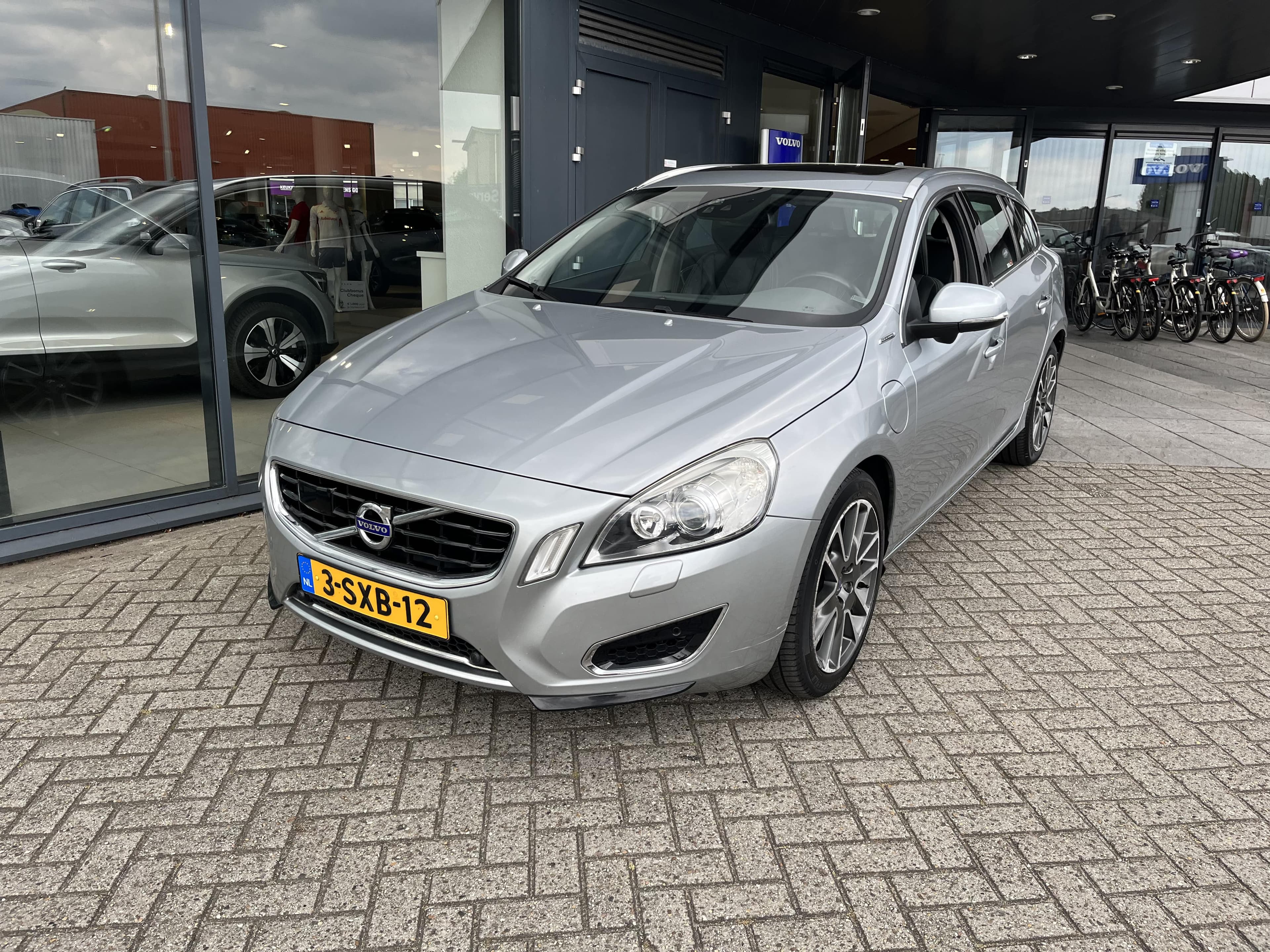 VOLVO V60 2.4D HYBRID 2013